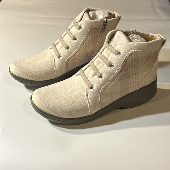 NIB BZees Washable Kick Back Ankle Boot Taupe Size 9.5 M - Picture 2 of 9